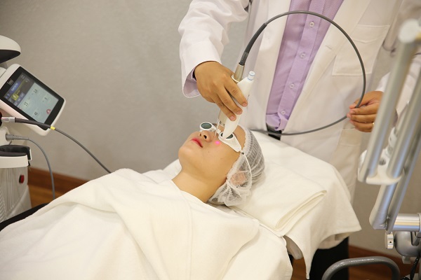 dieu-tri-mun-acne-removal-laser-paragon-clinic (3)